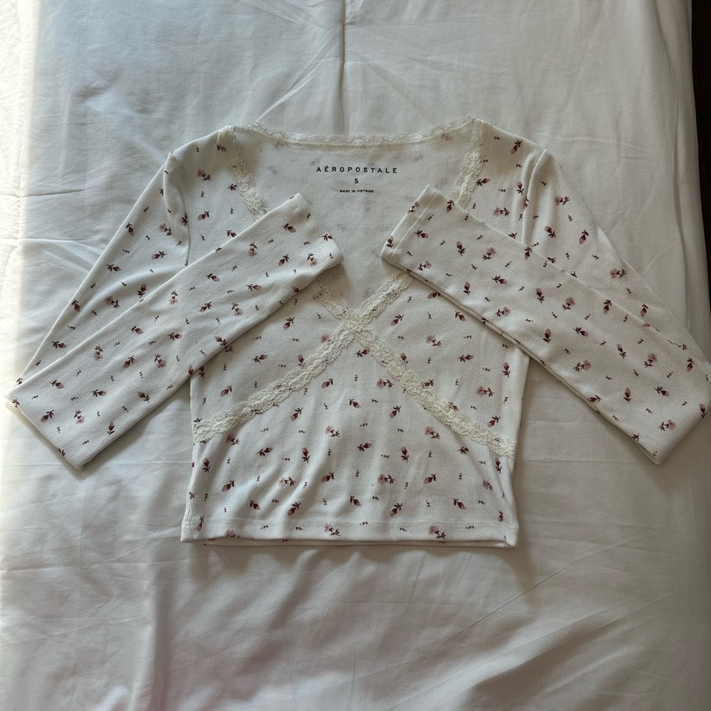 Aeropostale floral long sleeve. •Size Small